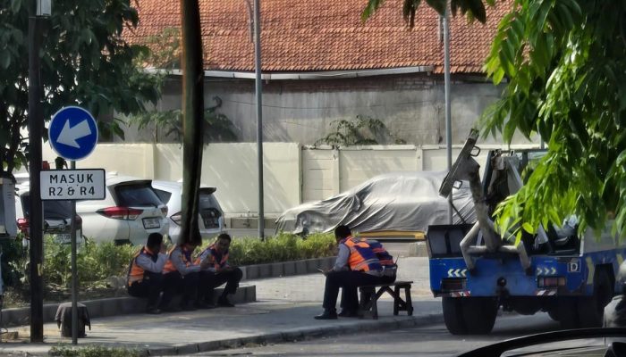 Masyarakat dan AMI Kecam Petugas Dishub Surabaya yang Main HP Saat Jalanan Krodit