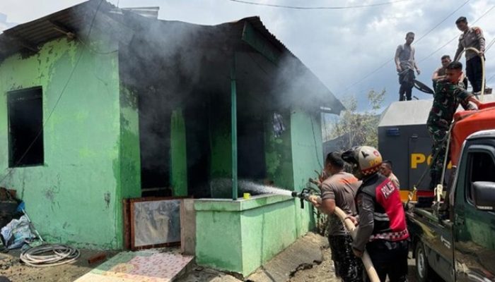 Polri dan TNI Bahu Membahu Padamkan Kebakaran di Kompleks Kodam Lama Jayapura