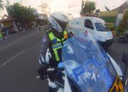 Sirine Ambulan Mati, Polisi Satlantas Gresik Sigap Buka Jalan Ambulans
