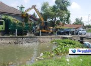 Jaga Kebersihan Sungai, Pemkab Sidoarjo Rutin Bersihkan Sampah di Saringan Mengetan Kanal