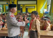 Polsek Taman Edukasi Pelajar SDN 2 Sepanjang tentang Anti-Bullying dan Tertib Berlalu Lintas