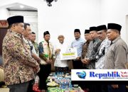 Bupati Subandi Serahkan Donasi dari Para ASN ke Pesantren Al-Khoziny