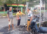 Warga RW 01 Rungkut Tengah Bergotong Royong Menambal Jalan Berlubang