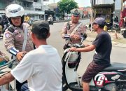 Polsek Porong Beri Teguran Humanis Pengendara Tanpa Helm untuk Keselamatan Bersama