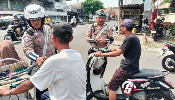 Polsek Porong Beri Teguran Humanis Pengendara Tanpa Helm untuk Keselamatan Bersama