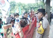 Dengan Pengamanan Humanis, Aksi Buruh Gresik Berjalan Damai dan Kondusif