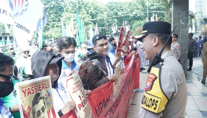 Dengan Pengamanan Humanis, Aksi Buruh Gresik Berjalan Damai dan Kondusif