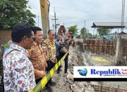 Percepat Tangani Banjir, Bupati H.Subandi Sidak Pembangunan Rumah Pompa dan Bendungan di Desa Kedungpeluk