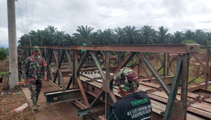 TNI Bangun Empat Jembatan Bailey di Sumbar