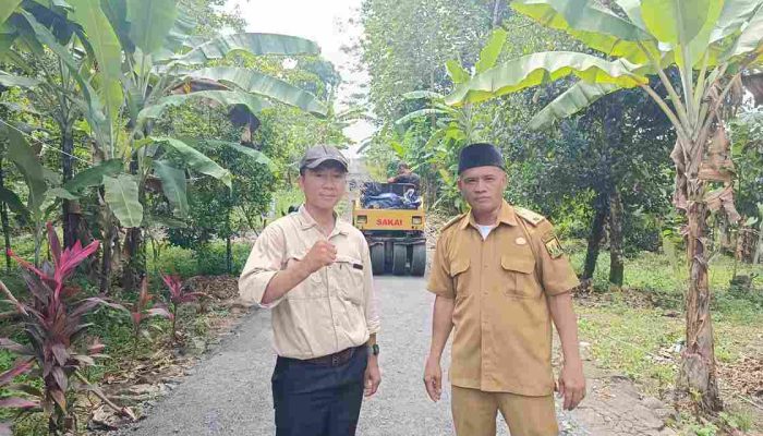 Pemdes Cikakak Pastikan Kualitas Pengaspalan Banprov Meski Dikerjakan di Musim Hujan