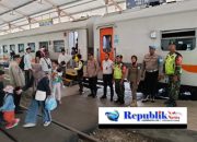 Polres Pasuruan Pantau Arus KA di Bangil, Libur Nataru 2025 Volume Penumpang Turun
