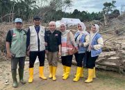 Isak Tangis Tim Relawan dari klinik Natasha Banda Aceh Di desa skumur kecamatan sekrak Aceh Tamiang