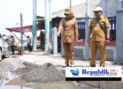 Wabup Sidoarjo Pantau Satgas Jalan Dinas PUBMSDA Sidoarjo Perbaiki Jalan Rusak