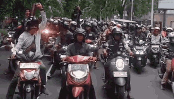 Ratusan Arek Suroboyo Geruduk Kantor Ormas