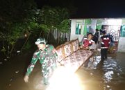 Sigap, Satgas Bencana Polres Lampung Utara Evakuasi Korban Banjir di Kotabumi