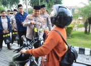 Ramadan Penuh Berkah, Polres Gresik dan Bhayangkari Turun ke Jalan Bagikan Takjil untuk Warga
