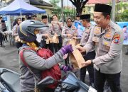 Hari Pertama Ramadan 1447 H, Kapolres Magetan Turun Langsung Bagikan Takjil dan Gaungkan Tertib Berlalu Lintas
