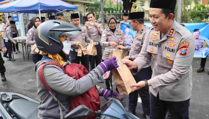 Hari Pertama Ramadan 1447 H, Kapolres Magetan Turun Langsung Bagikan Takjil dan Gaungkan Tertib Berlalu Lintas