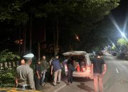 Gelar Patroli Barcode, Personel Pamapta 1 Polres Lampung Utara Bantu Pengendara Pecah Ban di Kotabumi