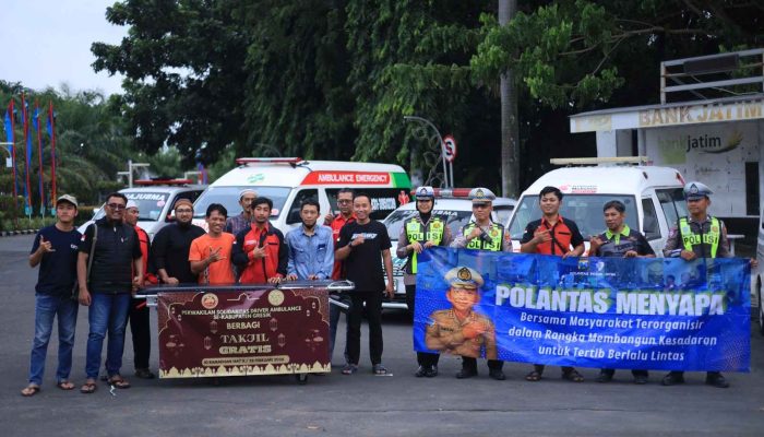Sinergi di Bulan Suci, Satlantas Polres Gresik dan Driver Ambulans Bagikan Takjil di Depan Kantor Bupati