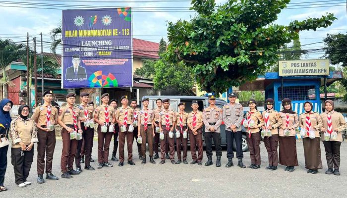 Sat Binmas Polres Lampung Utara Bersama Saka Bhayangkara Berbagi Takjil di Bundaran Tugu Alamsyah RPN Kotabumi