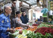 Kapolres Gresik Sidak Pasar, Sapa Pedagang dan Pastikan Stok Aman Jelang Idul Fitri 1447 H