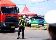 Jaga Kelancaran Arus Mudik, Satlantas Polres Gresik Tertibkan Angkutan Barang Sumbu 3 di Bunder