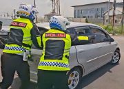 Respons Cepat Polantas Gresik Bantu Pemudik Mogok di Sembayat, Arus Lalu Lintas Kembali Lancar