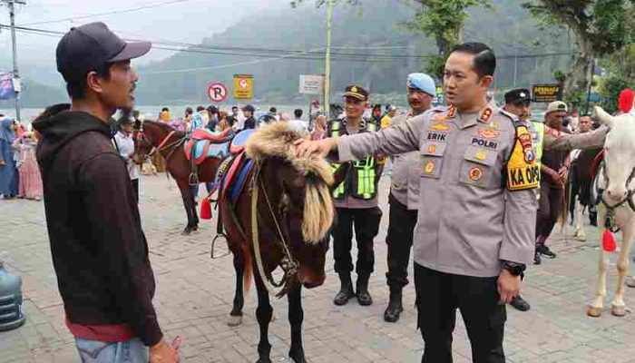 Kapolres Magetan Turun Langsung Patroli Telaga Sarangan, Ribuan Pengunjung Padati Kawasan Wisata