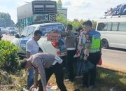 Respon Cepat, Personel Polres Lampung Utara Evakuasi Korban Laka Lantas di Jalinsum