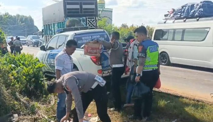 Respon Cepat, Personel Polres Lampung Utara Evakuasi Korban Laka Lantas di Jalinsum