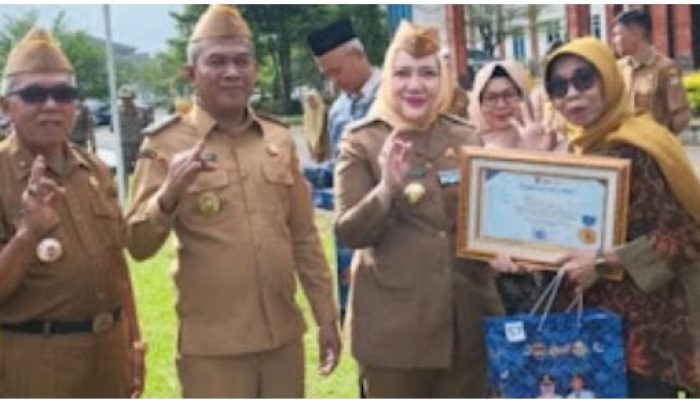 57 ASN Musi Rawas Purna Tugas, Bupati Hj Ratna Machmud Serahkan Piagam Penghargaan 