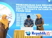 Pemerintah Pusat Revitalisasi 45 Sekolah di Sidoarjo, Ribuan Smartboard Diberikan