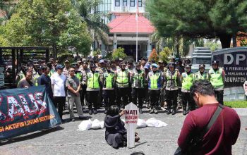 Ratusan Personel Polisi Amankan Aksi Damai di Magetan, Polwan Turun Bagikan Minuman untuk Massa