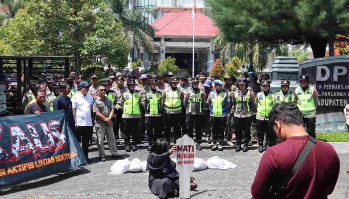 Ratusan Personel Polisi Amankan Aksi Damai di Magetan, Polwan Turun Bagikan Minuman untuk Massa