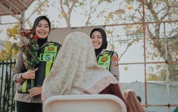Peringati Hari Kartini, Srikandi Satlantas Polres Gresik Bagi Mawar dan Helm untuk Pemohon SIM Perempuan