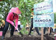 Hijaukan Gresik, Yayasan Kemala Bhayangkari Tanam Puluhan Pohon Produktif di Asrama Randuagung