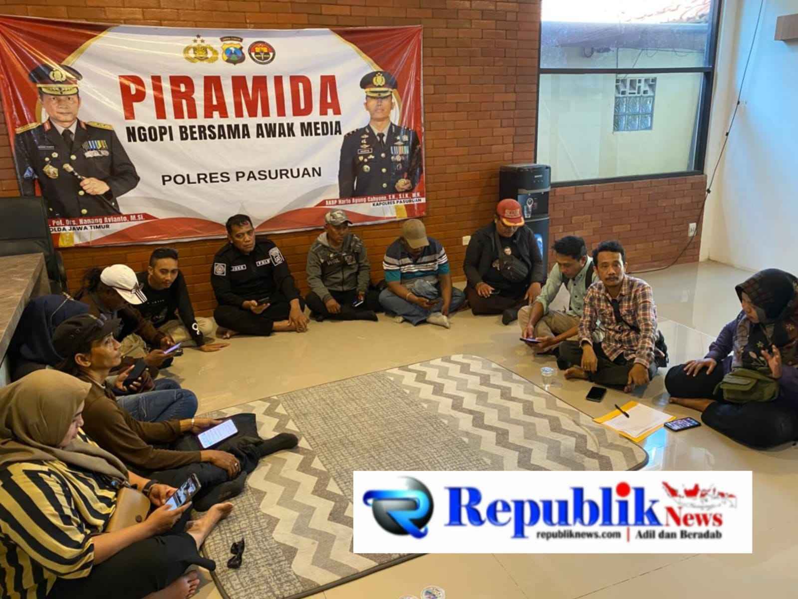 Foto : Ngopi bareng awak media di Pers Room Polres Pasuruan.