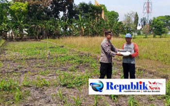 Dukung Ketahanan Pangan, Polsek Magersari Polres Mojokerto Kota Serahkan Bantuan Pupuk Jagung kepada Petani