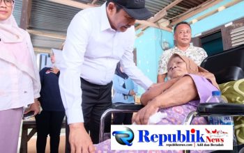 Bupati Sidoarjo Sidak RTLH dan Salurkan Bantuan Kursi Roda untuk Warga Tarik