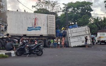 ‎Kontainer Bermuatan Ikan Segar Jatuh Kejalan Akibat Gandengan Lapuk