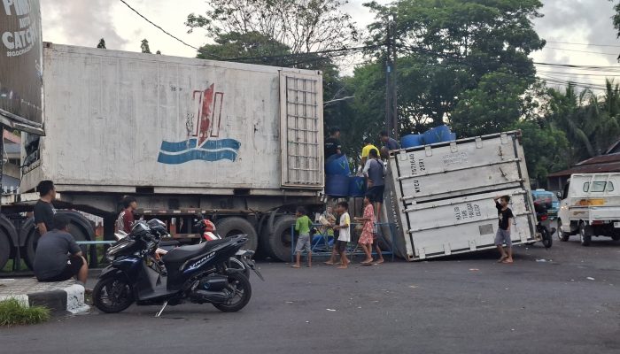 ‎Kontainer Bermuatan Ikan Segar Jatuh Kejalan Akibat Gandengan Lapuk