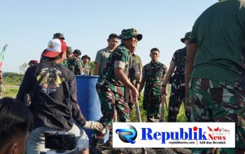Danrem Tinjau TMMD, Turun Langsung Ajarkan Cara Membuat Adonan di Slempit
