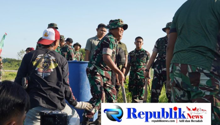 Danrem Tinjau TMMD, Turun Langsung Ajarkan Cara Membuat Adonan di Slempit