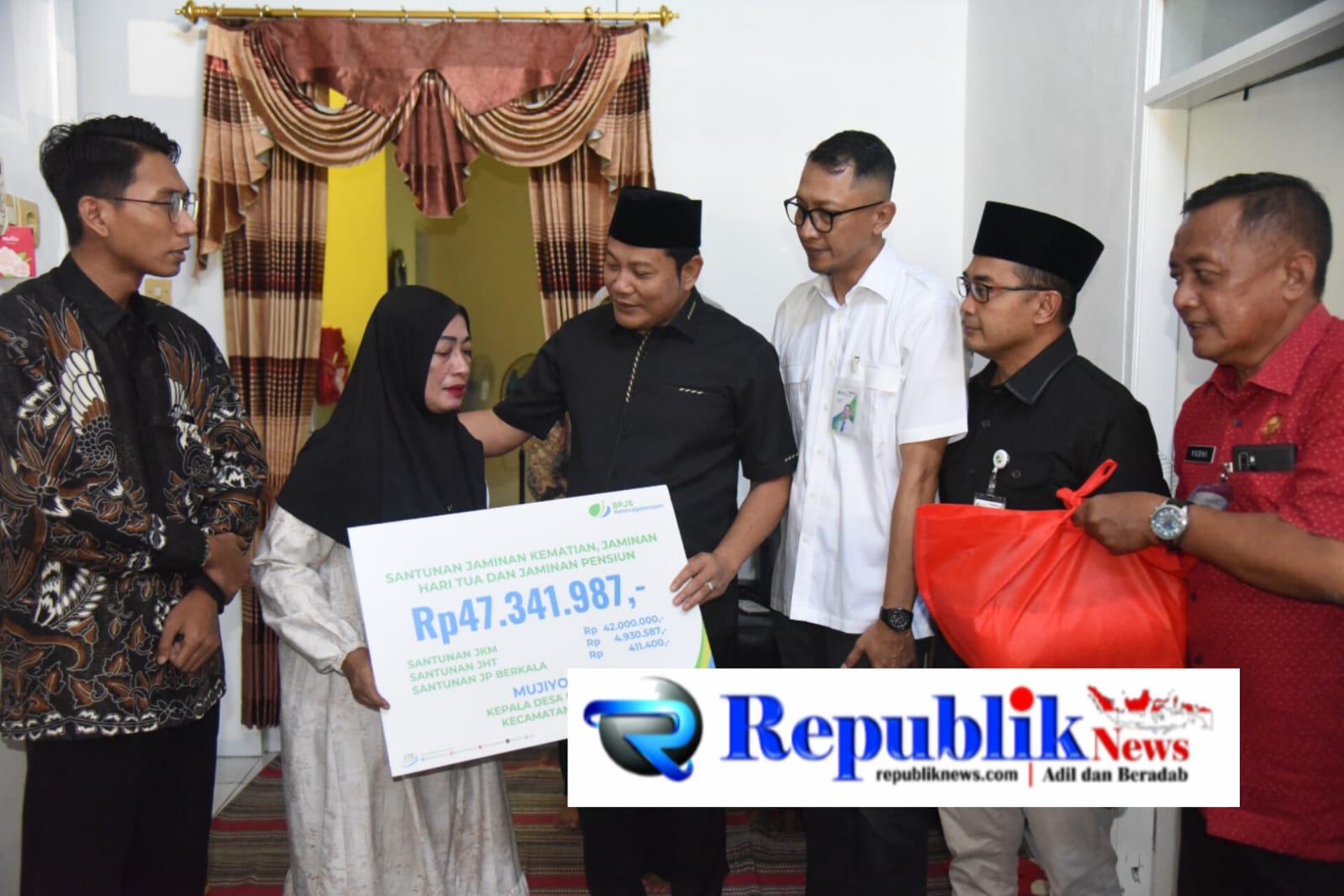 Foto : Bupati Sidoarjo,H.Subandi menyerahkan santunan BPJS ketenagakerjaan kepada keluarga kades Buncitan.