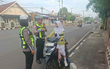Pengendara Tak Pakai Helm Diberi Teguran, Sat Lantas Polres Lampung Utara Gencarkan Edukasi Keselamatan