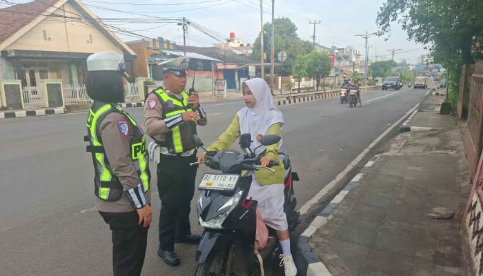 Pengendara Tak Pakai Helm Diberi Teguran, Sat Lantas Polres Lampung Utara Gencarkan Edukasi Keselamatan