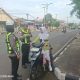 Pengendara Tak Pakai Helm Diberi Teguran, Sat Lantas Polres Lampung Utara Gencarkan Edukasi Keselamatan