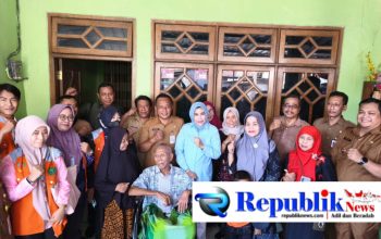 Wabup Sidoarjo Turun Langsung Serahkan Bantuan Kursi Roda kepada Warga