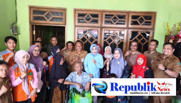 Wabup Sidoarjo Turun Langsung Serahkan Bantuan Kursi Roda kepada Warga